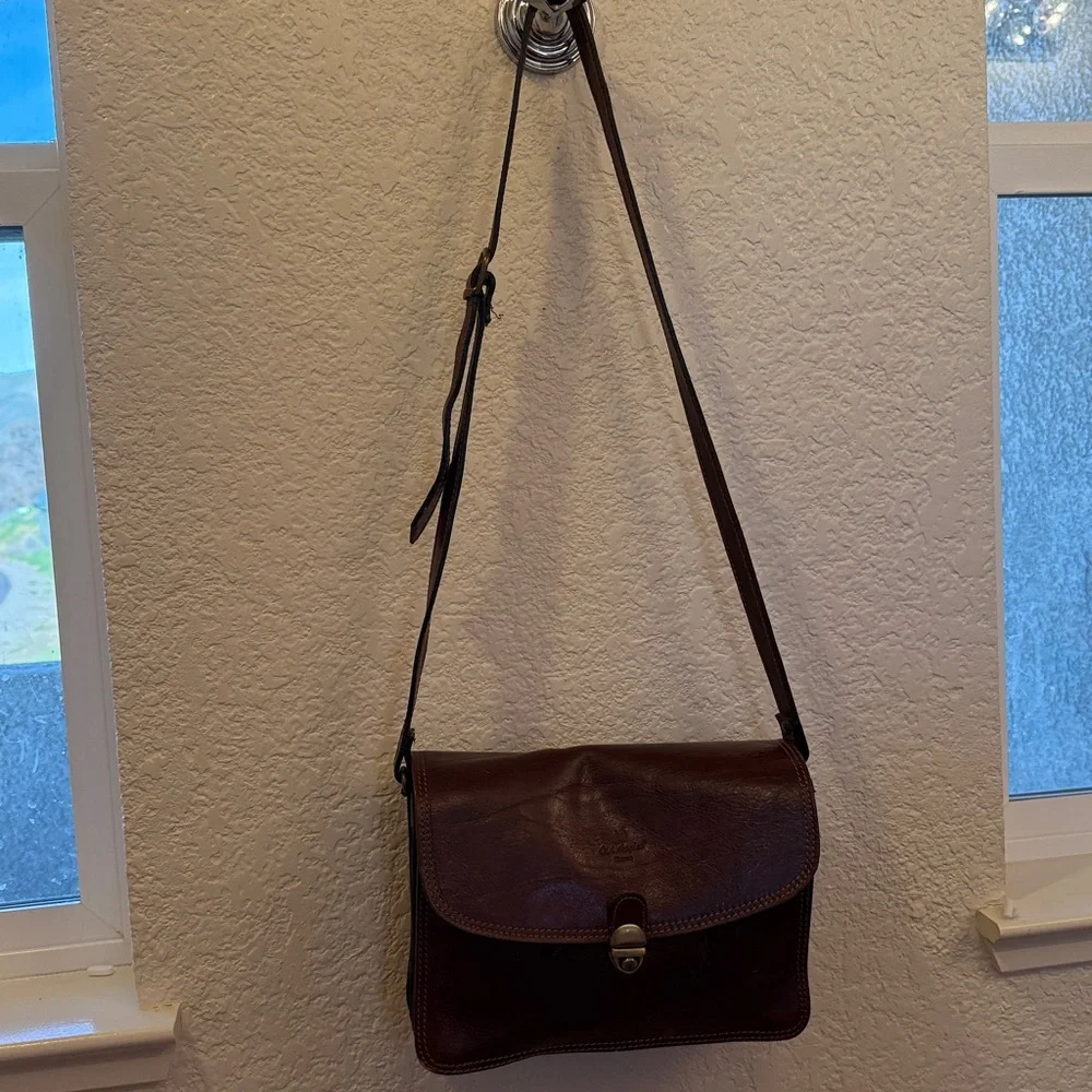 Artisan Craftsmanship, timeless luxury made in Italy Old Angler Firenze bag